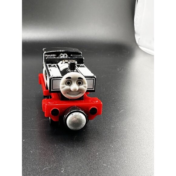 Fearless Freddie Thomas Friends Train Diecast 2013 Take Along N Play Round Mag - Picture 2 of 8